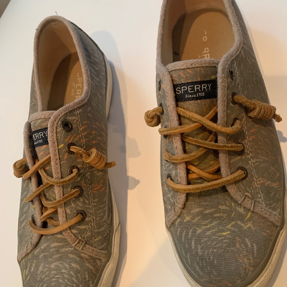 Sperry Sneakers Tan w orange and yellow design size 9